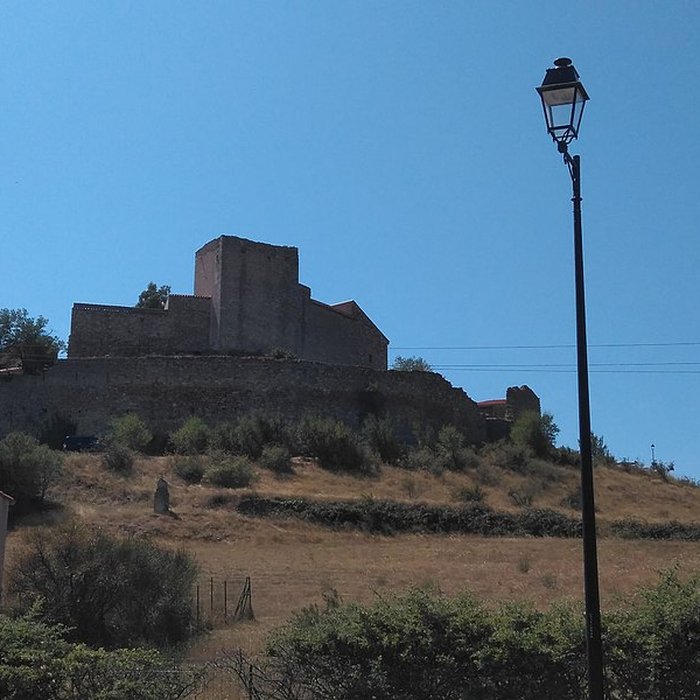 Photo de Vestiges du château et enceinte fortifiée