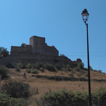 vestiges du chateau et enceinte fortifiee