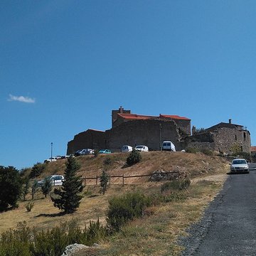 Vestiges du château et enceinte fortifiée