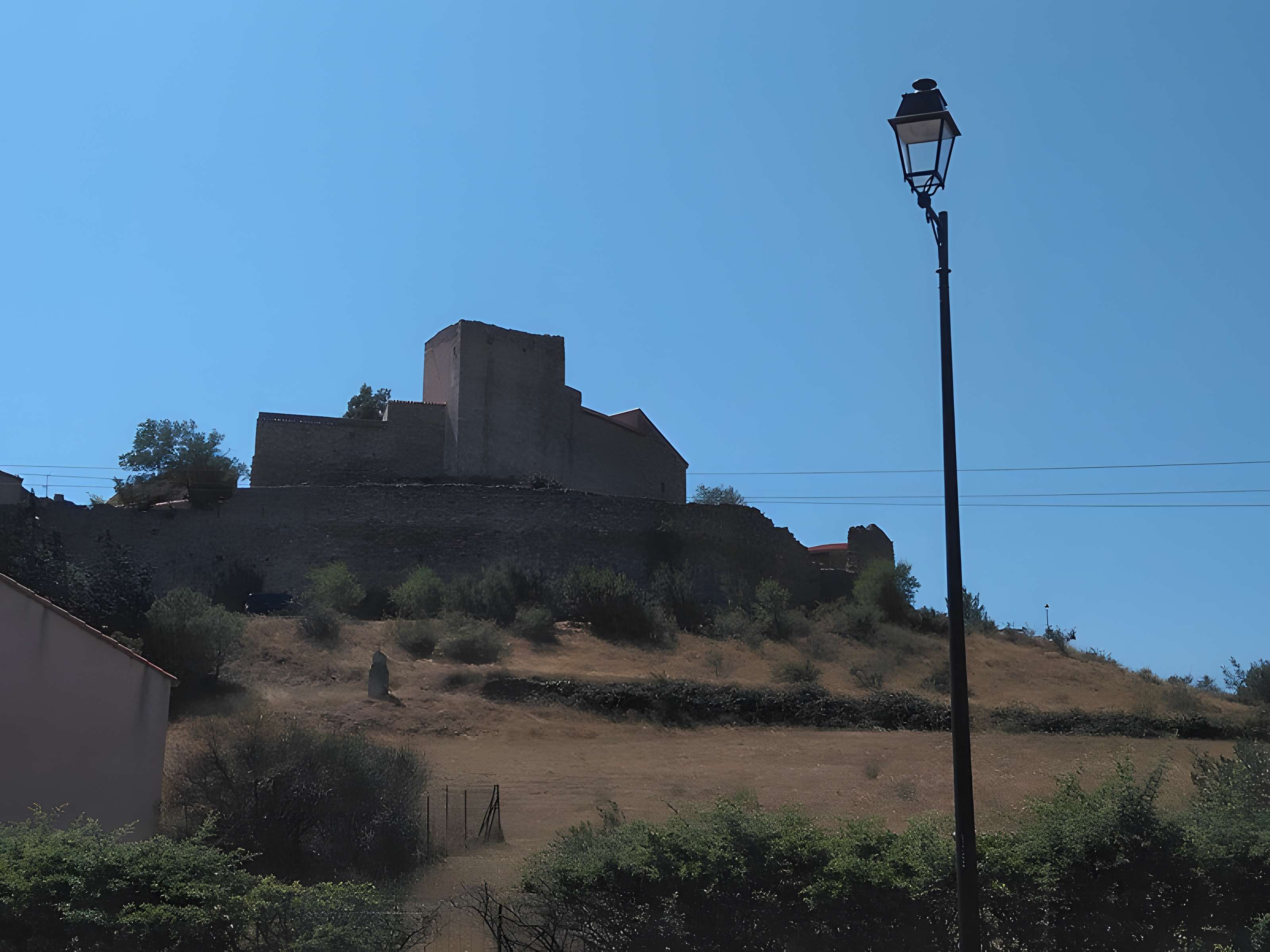 Vestiges du château et enceinte fortifiée