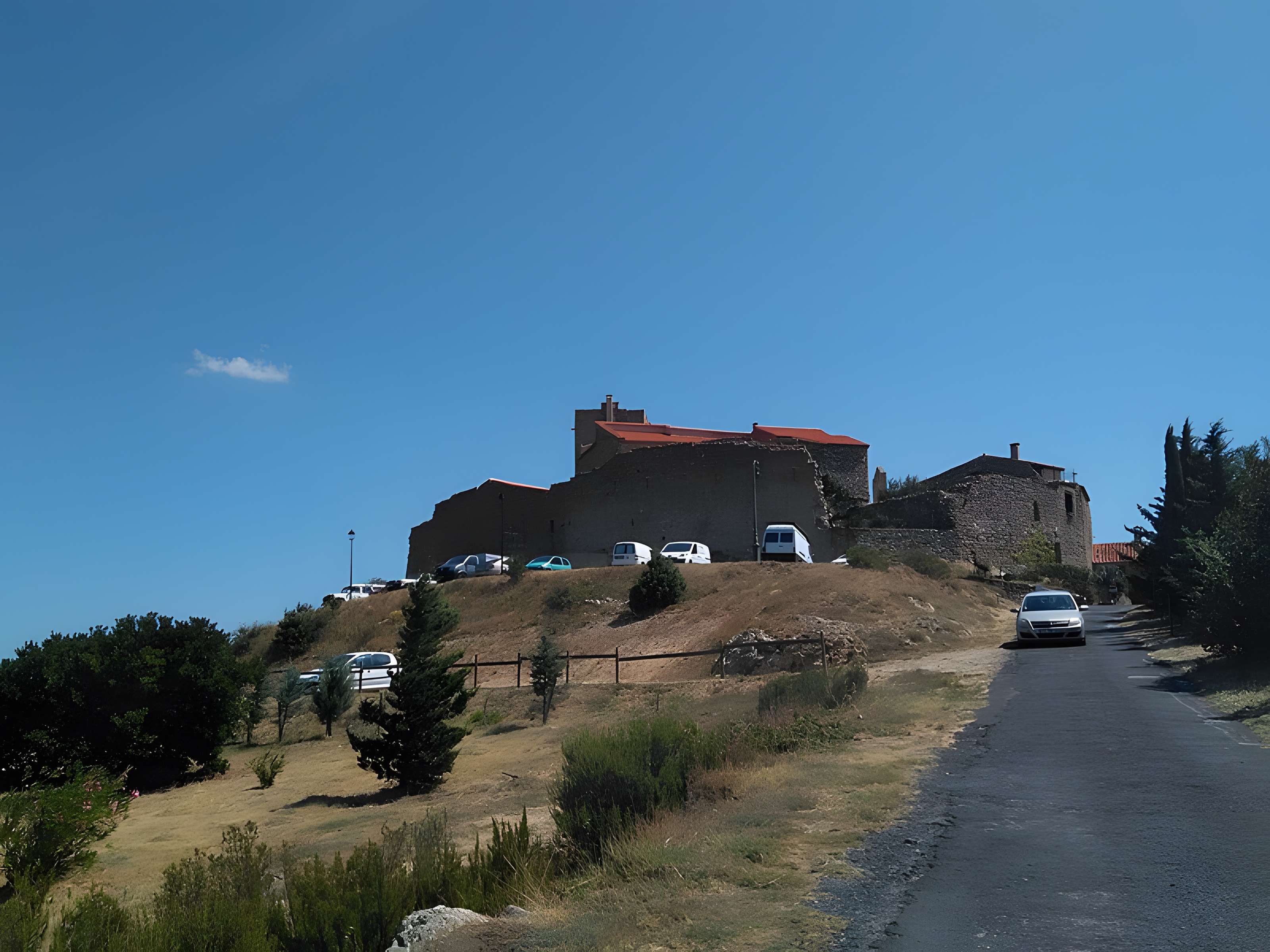 Vestiges du château et enceinte fortifiée