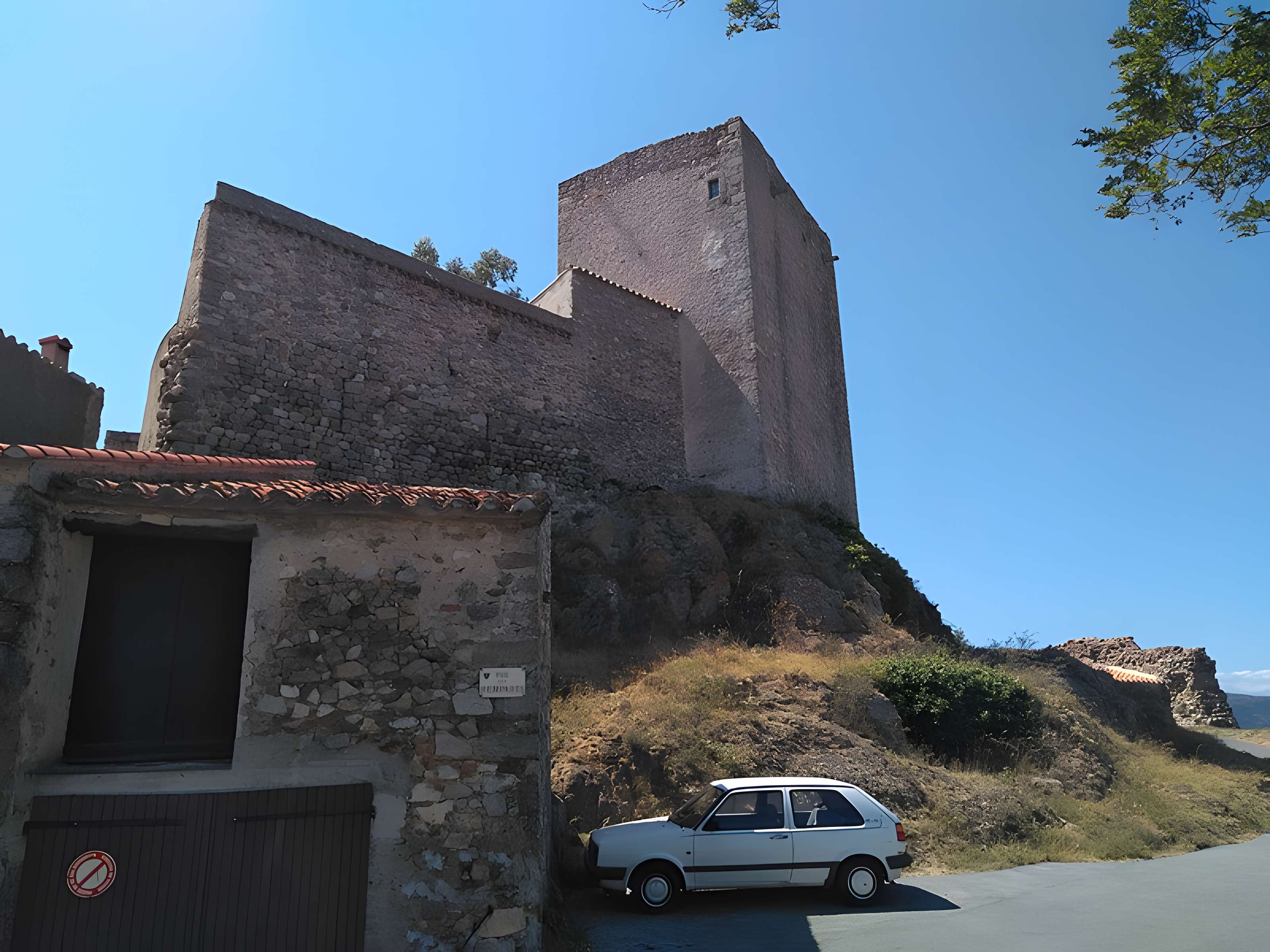 Vestiges du château et enceinte fortifiée
