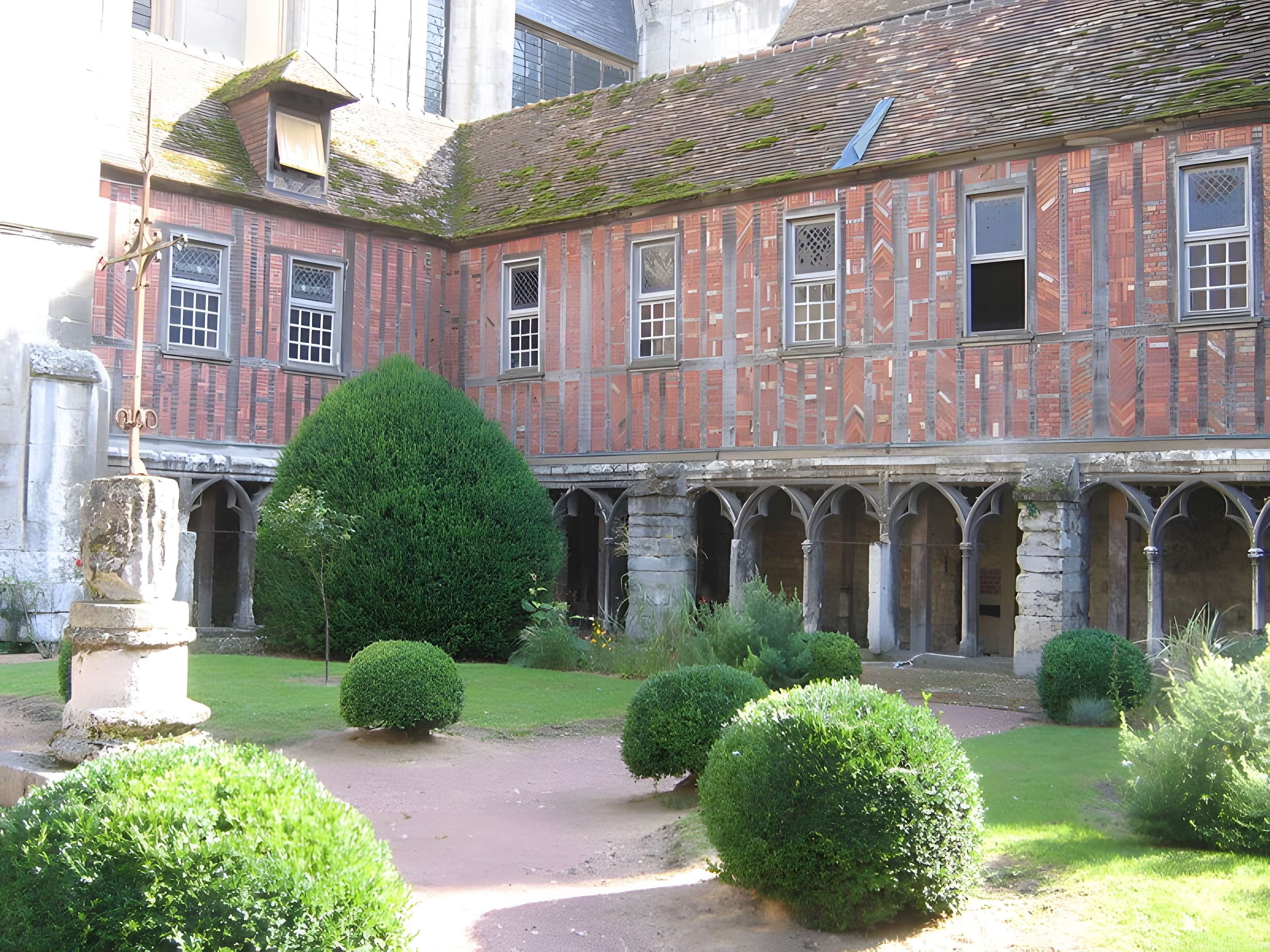 Cloître de la cathédrale de Beauvais 