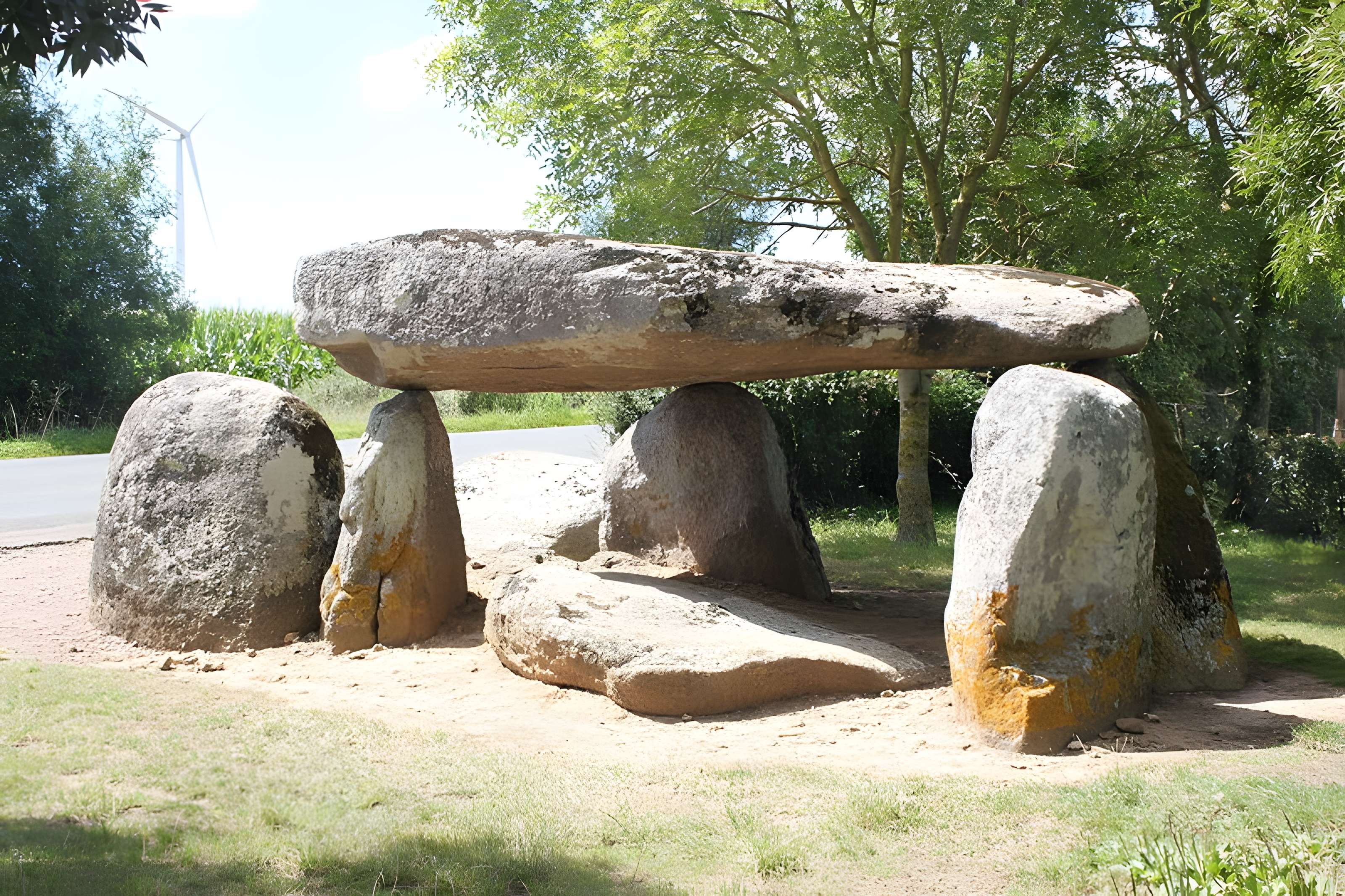 Dolmen de la Cour du Breuil au Bernard 