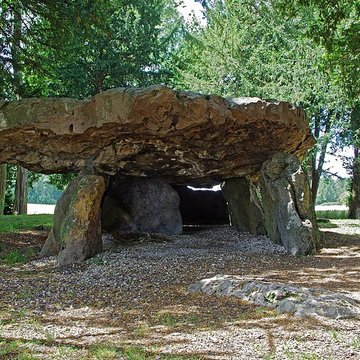 Dolmen de la Grotte aux Fées à Saint-Antoine-du-Rocher