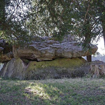 Dolmen de la Grotte aux Fées à Saint-Antoine-du-Rocher
