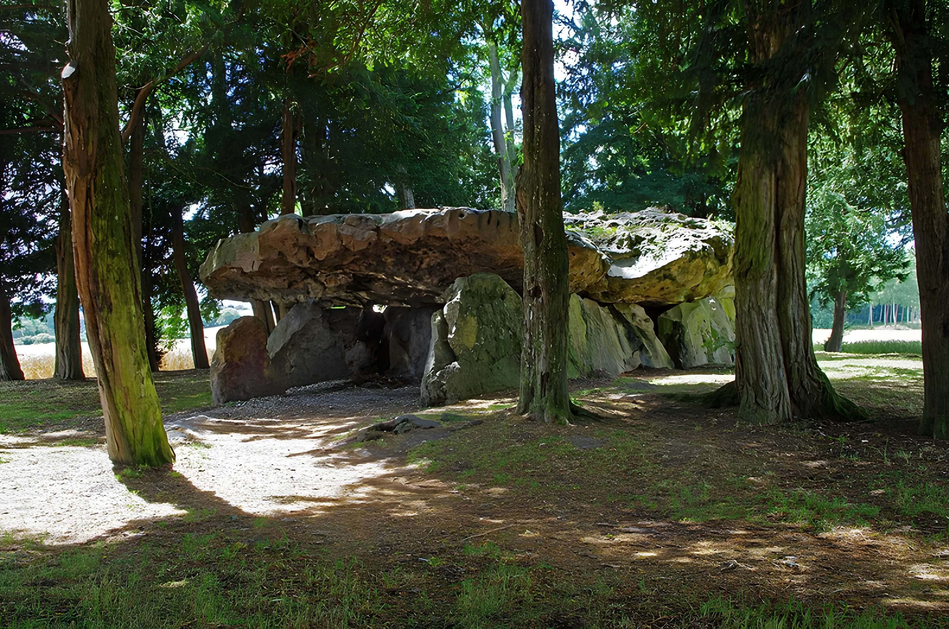 Dolmen de la Grotte aux Fées à Saint-Antoine-du-Rocher