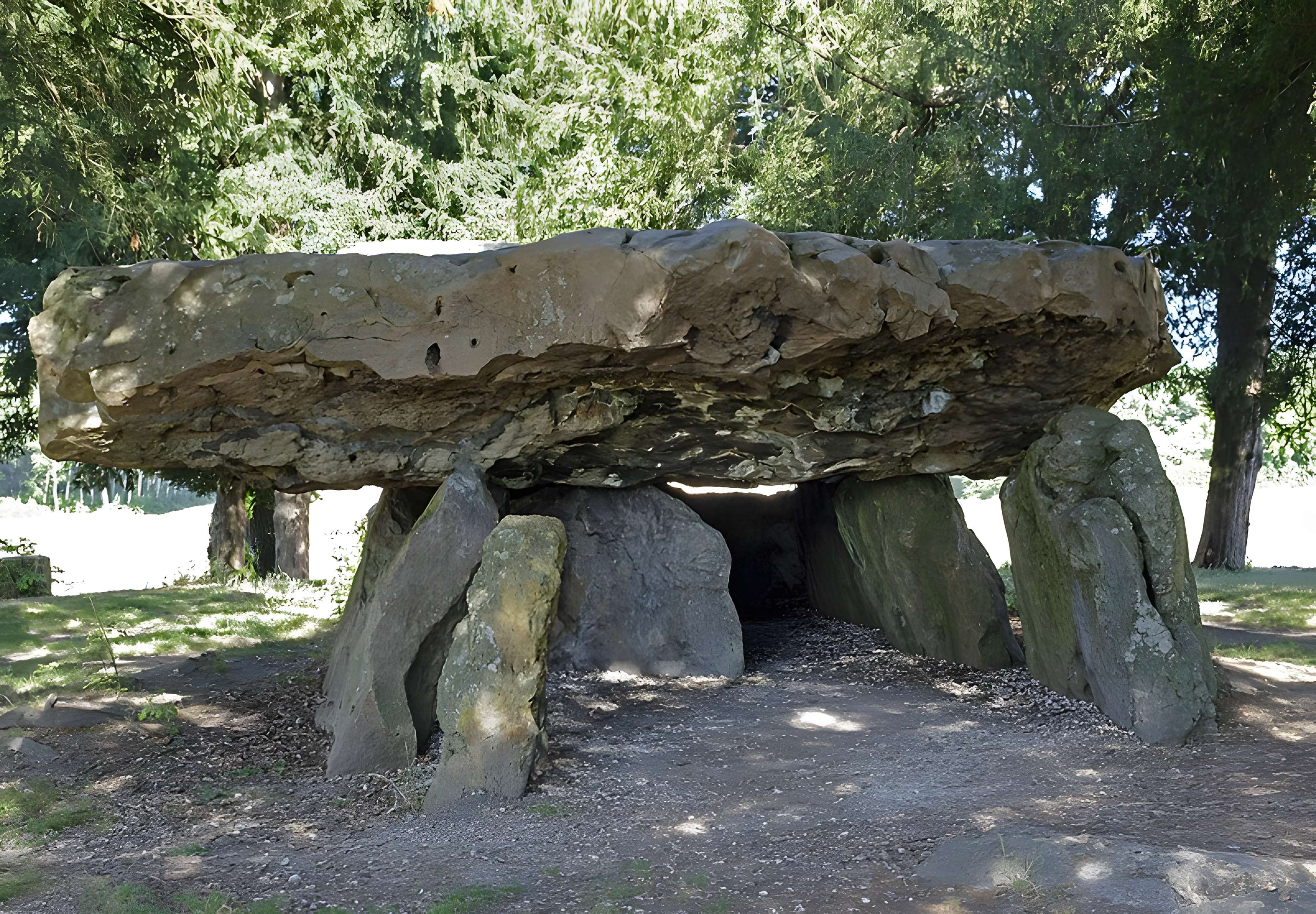 Dolmen de la Grotte aux Fées à Saint-Antoine-du-Rocher