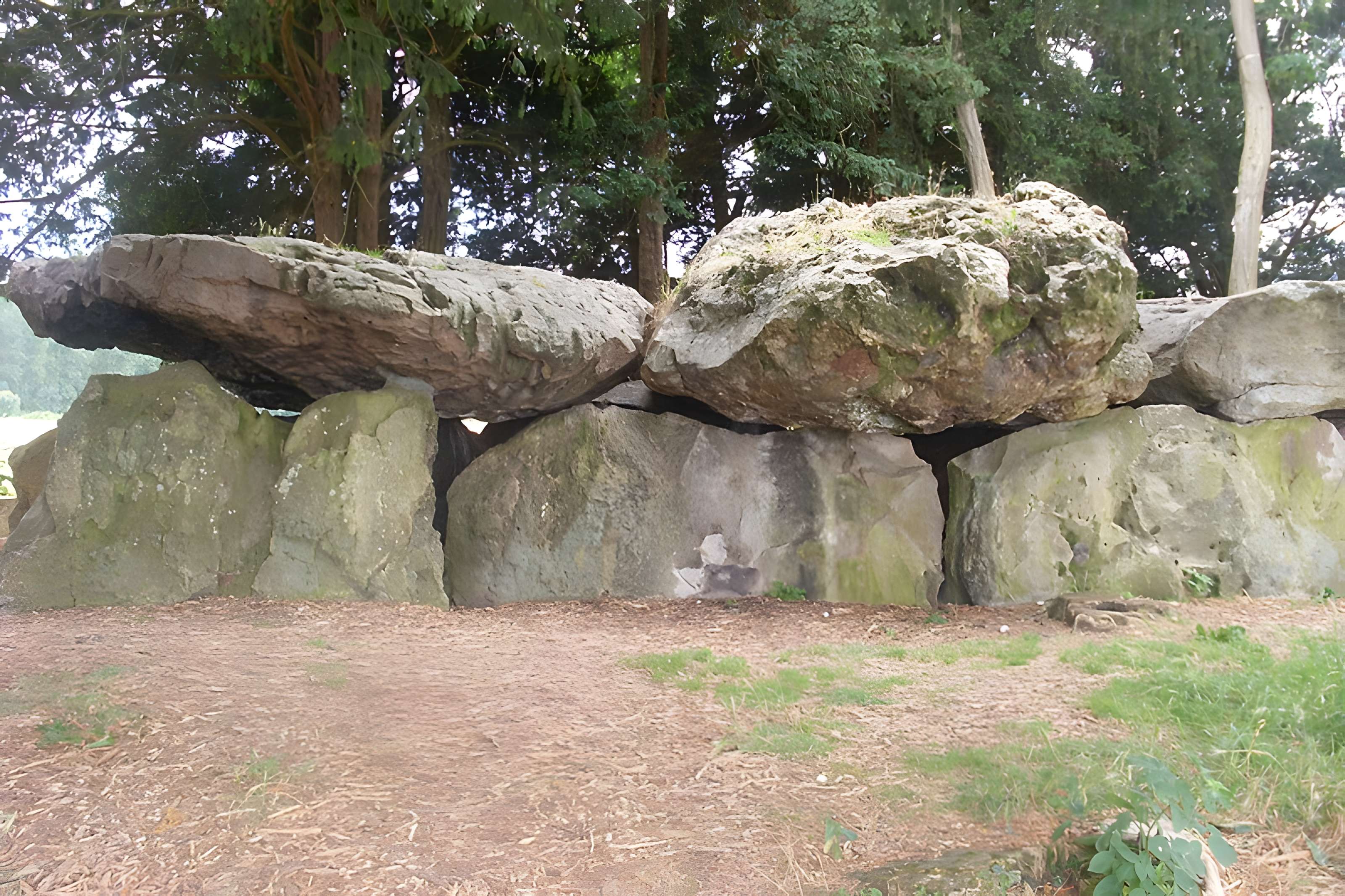 Dolmen de la Grotte aux Fées à Saint-Antoine-du-Rocher