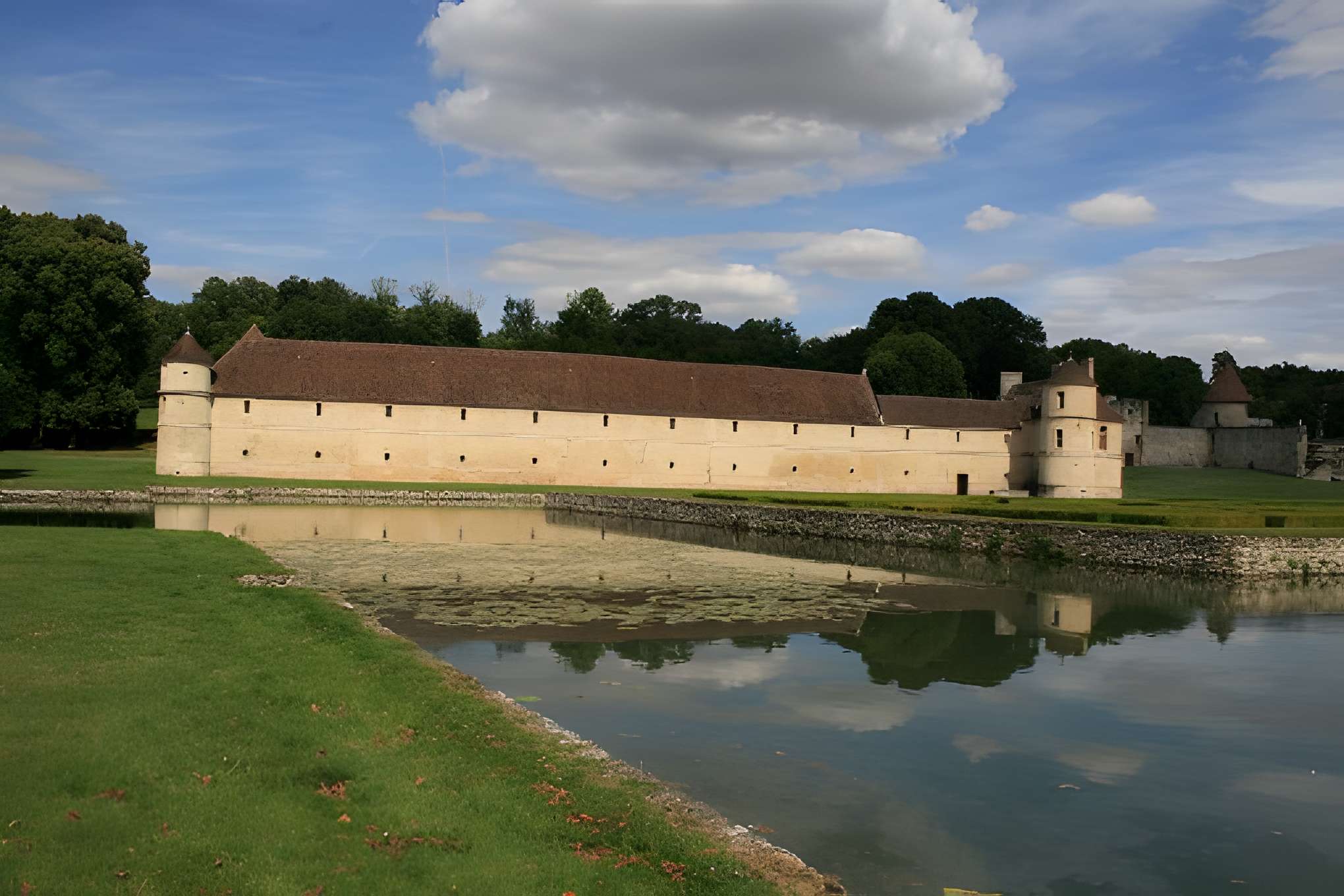 Domaine de Villarceaux Chateau du Bas avec la Tour Ninon de Lenclos