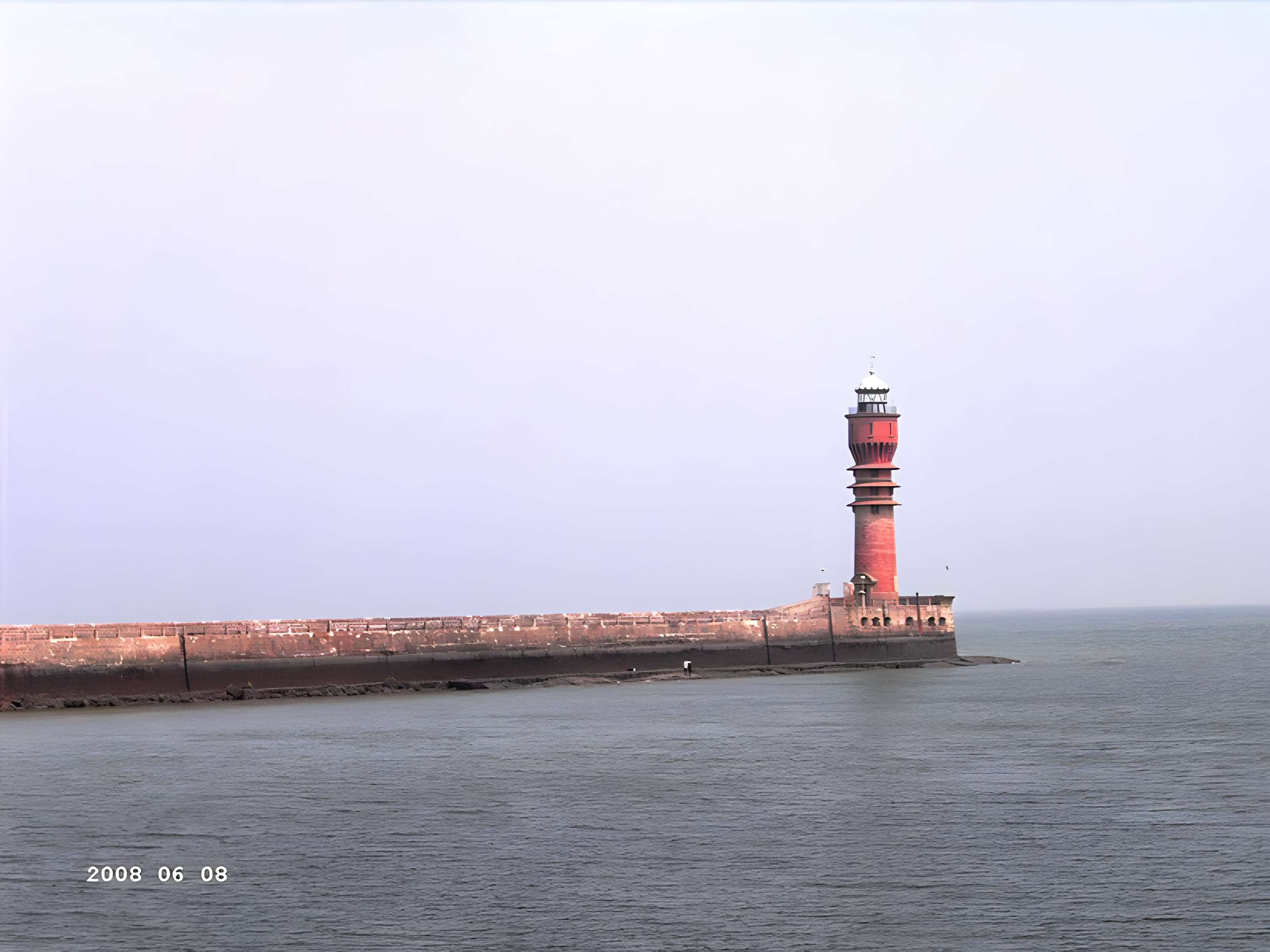 Feu Saint-Pol, situé jetée de Saint-Pol