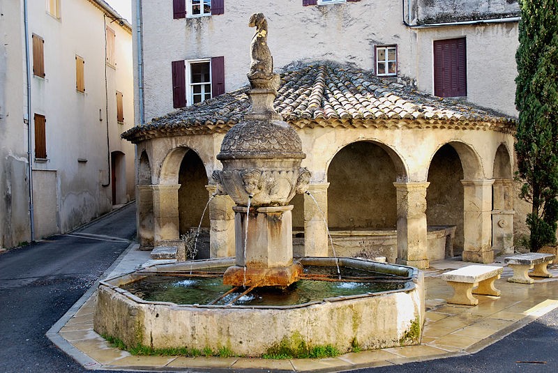 Photo de Fontaine et vieux lavoir à arcades de Mollans-sur-Ouvèze