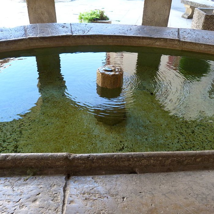 Photo de Fontaine et vieux lavoir à arcades de Mollans-sur-Ouvèze
