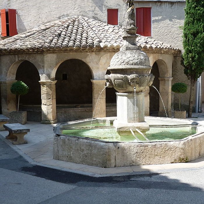 Photo de Fontaine et vieux lavoir à arcades de Mollans-sur-Ouvèze