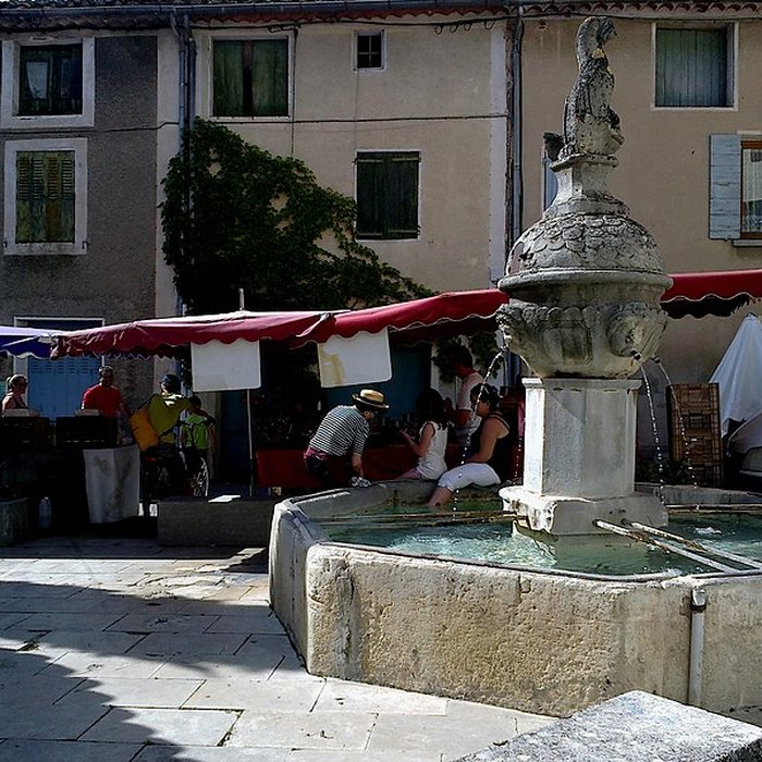 Photo de Fontaine et vieux lavoir à arcades de Mollans-sur-Ouvèze