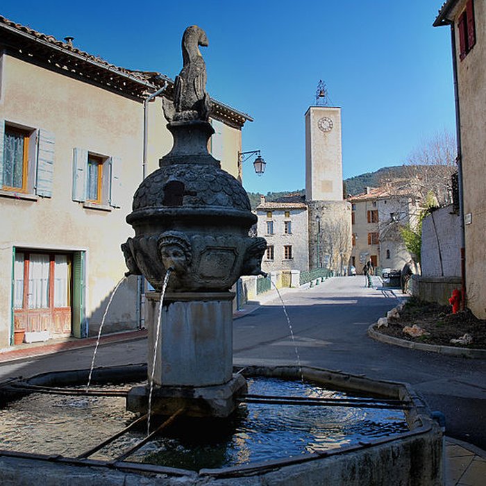 Photo de Fontaine et vieux lavoir à arcades de Mollans-sur-Ouvèze