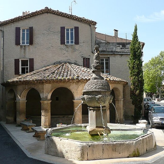 Photo de Fontaine et vieux lavoir à arcades de Mollans-sur-Ouvèze