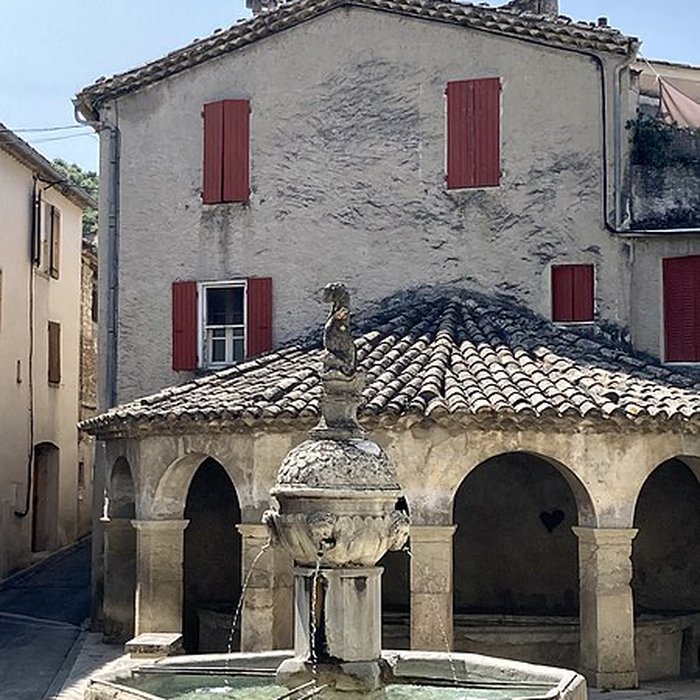 Photo de Fontaine et vieux lavoir à arcades de Mollans-sur-Ouvèze