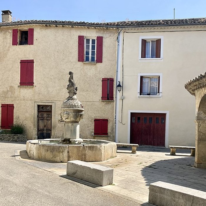 Photo de Fontaine et vieux lavoir à arcades de Mollans-sur-Ouvèze