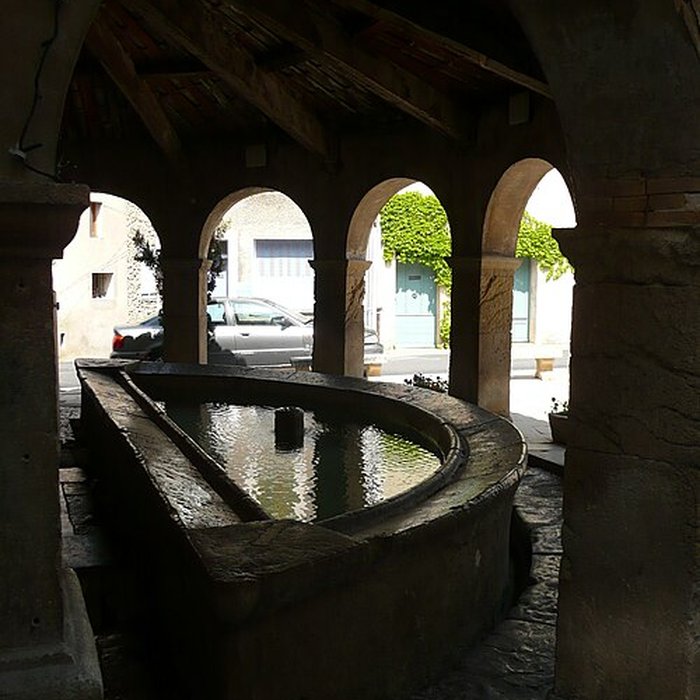 Photo de Fontaine et vieux lavoir à arcades de Mollans-sur-Ouvèze