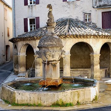 Fontaine et vieux lavoir à arcades de Mollans-sur-Ouvèze