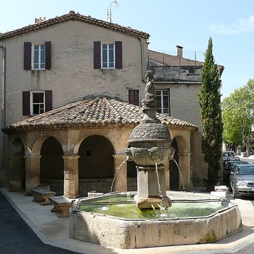 Fontaine et vieux lavoir à arcades de Mollans-sur-Ouvèze