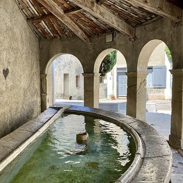 Fontaine et vieux lavoir à arcades de Mollans-sur-Ouvèze