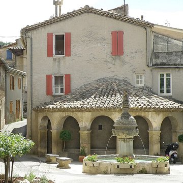 Fontaine et vieux lavoir à arcades de Mollans-sur-Ouvèze