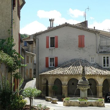 Fontaine et vieux lavoir à arcades de Mollans-sur-Ouvèze