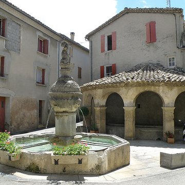 Fontaine et vieux lavoir à arcades de Mollans-sur-Ouvèze
