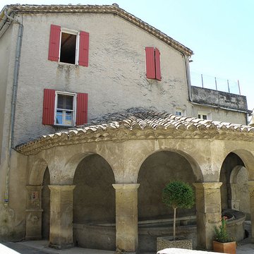 Fontaine et vieux lavoir à arcades de Mollans-sur-Ouvèze