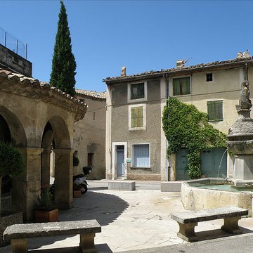Fontaine et vieux lavoir à arcades de Mollans-sur-Ouvèze