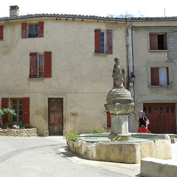 Fontaine et vieux lavoir à arcades de Mollans-sur-Ouvèze