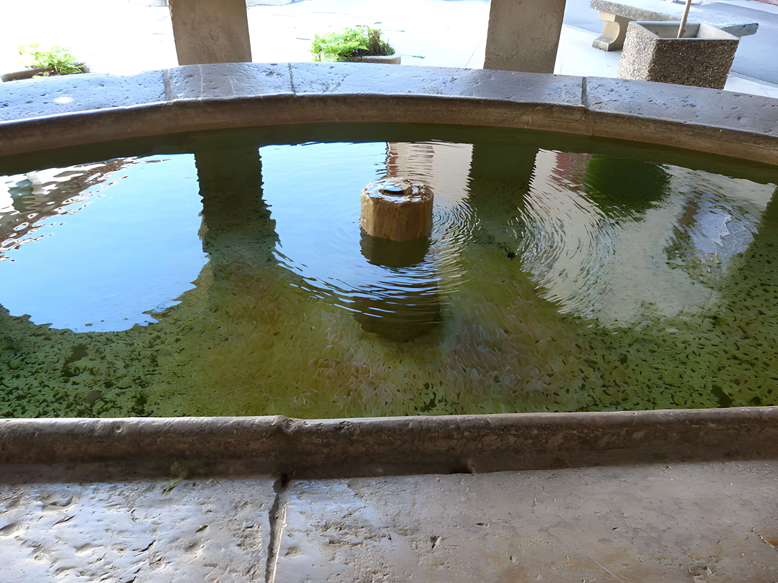 Fontaine et vieux lavoir à arcades de Mollans-sur-Ouvèze