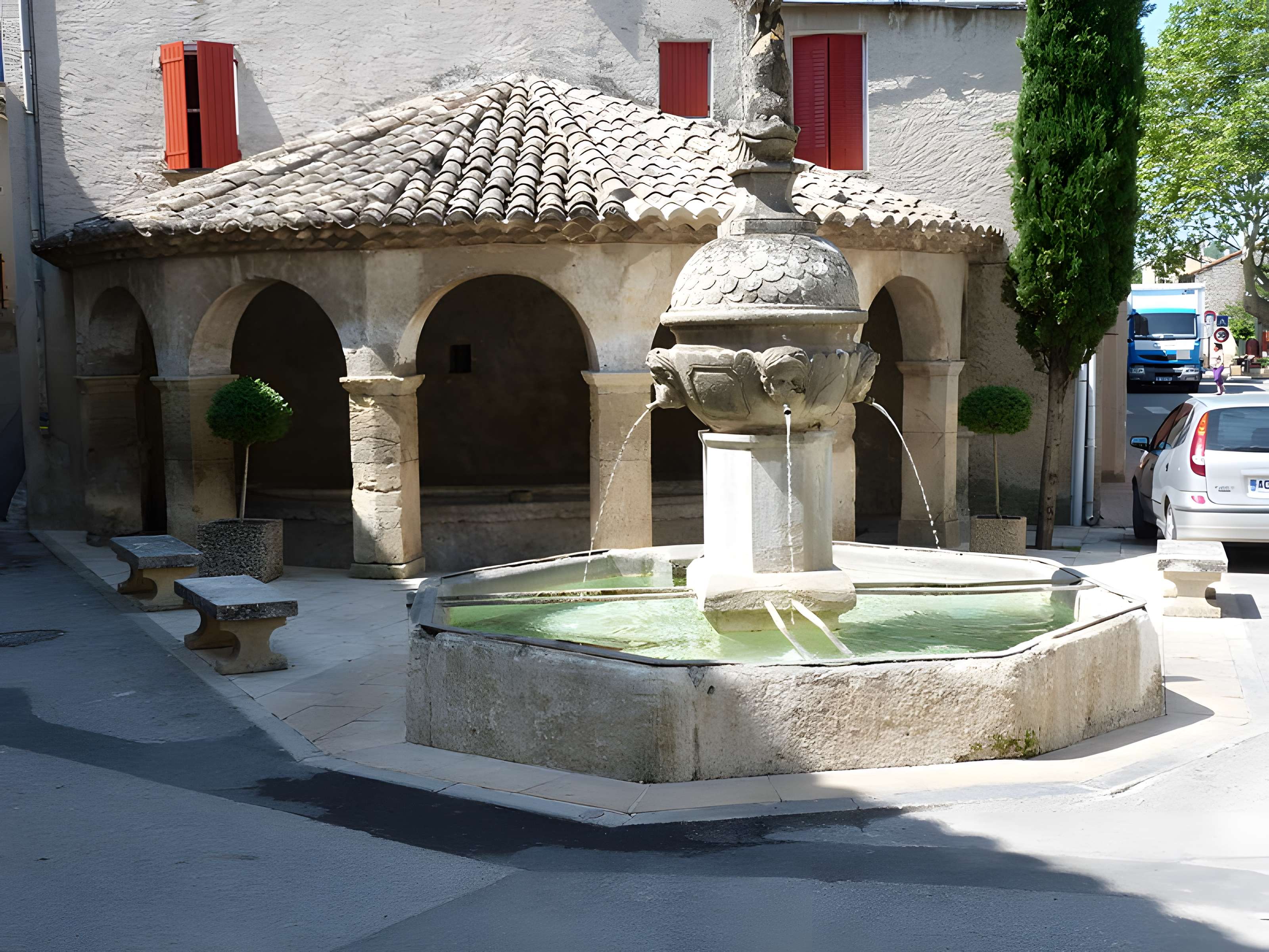 Fontaine et vieux lavoir à arcades de Mollans-sur-Ouvèze