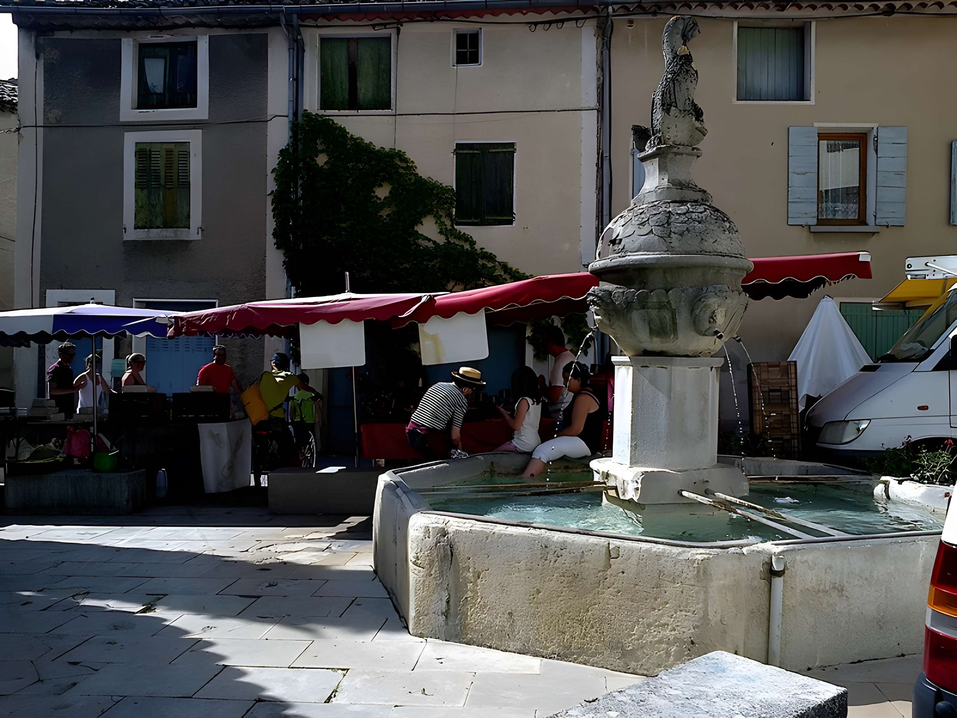 Fontaine et vieux lavoir à arcades de Mollans-sur-Ouvèze