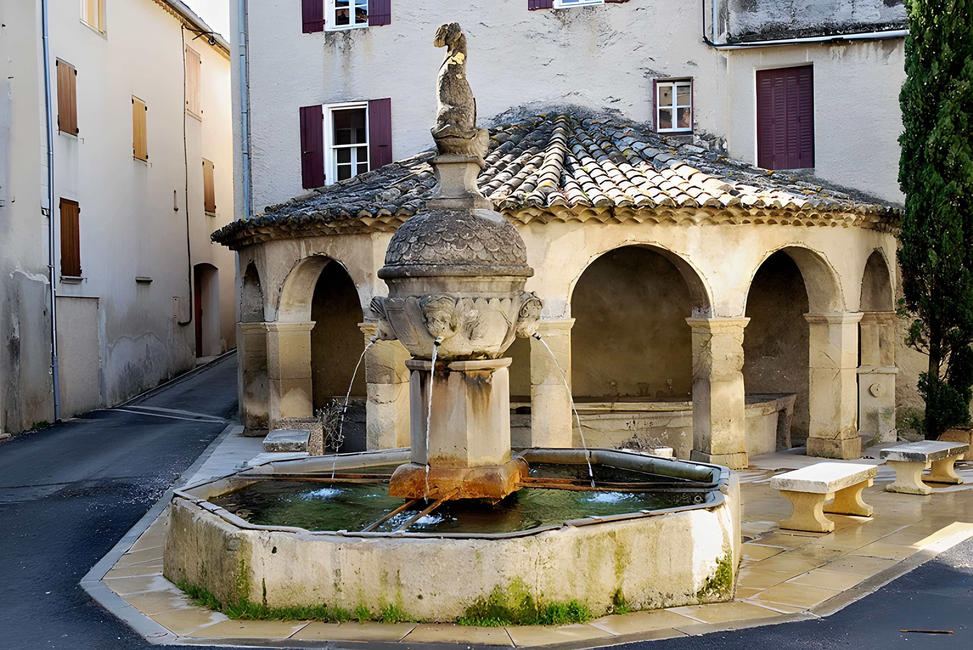 Fontaine et vieux lavoir à arcades de Mollans-sur-Ouvèze