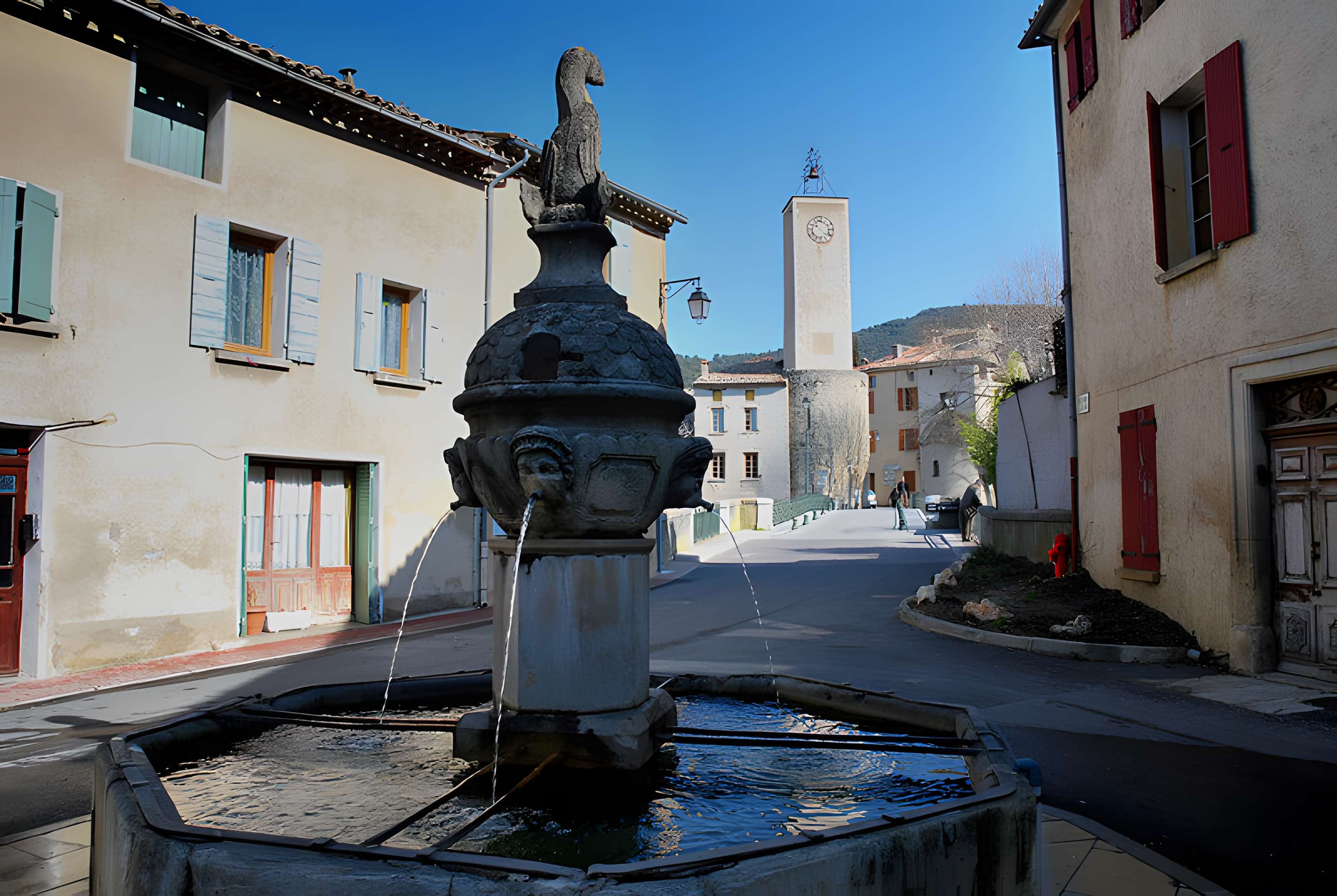 Fontaine et vieux lavoir à arcades de Mollans-sur-Ouvèze