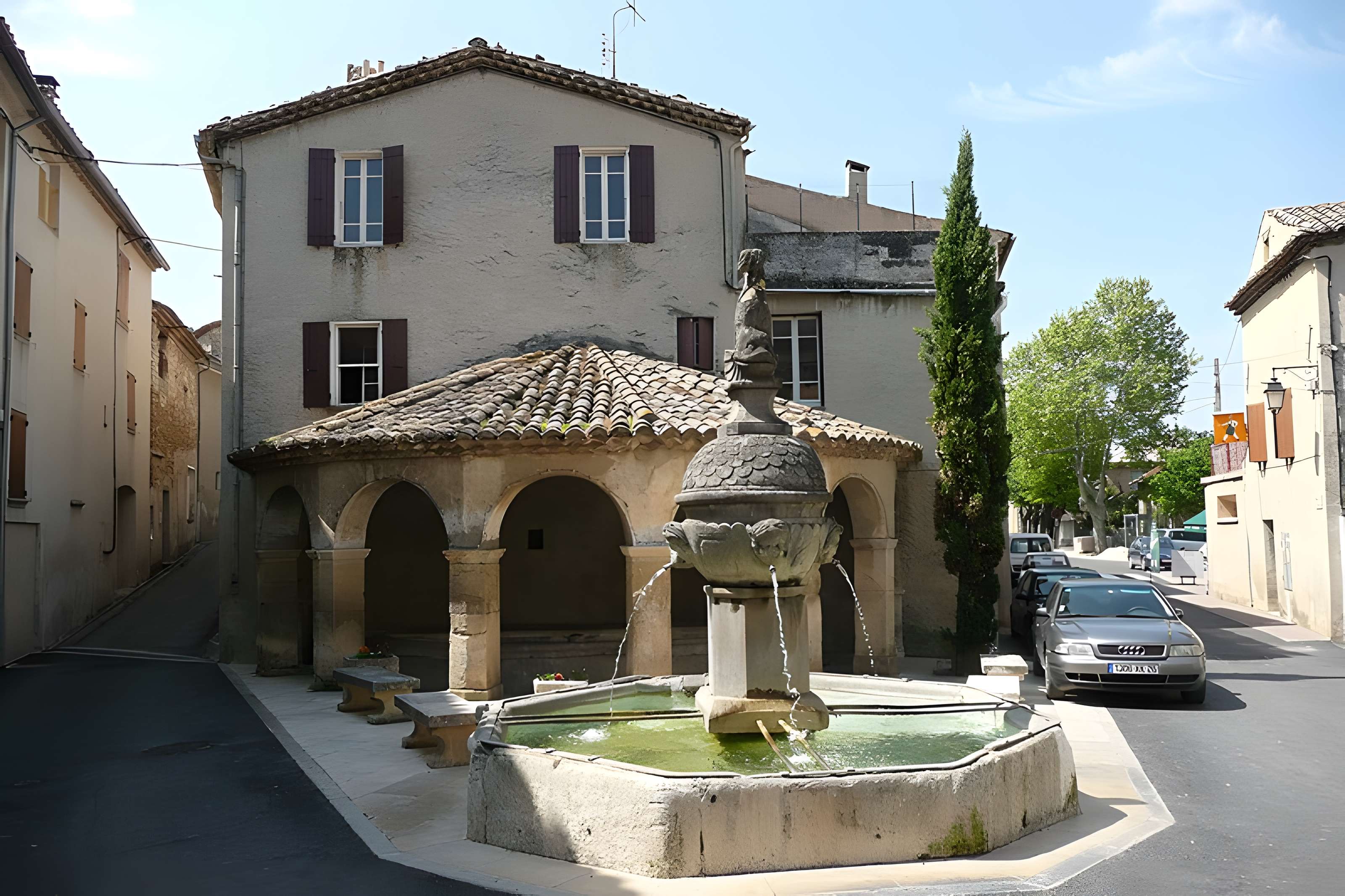 Fontaine et vieux lavoir à arcades de Mollans-sur-Ouvèze
