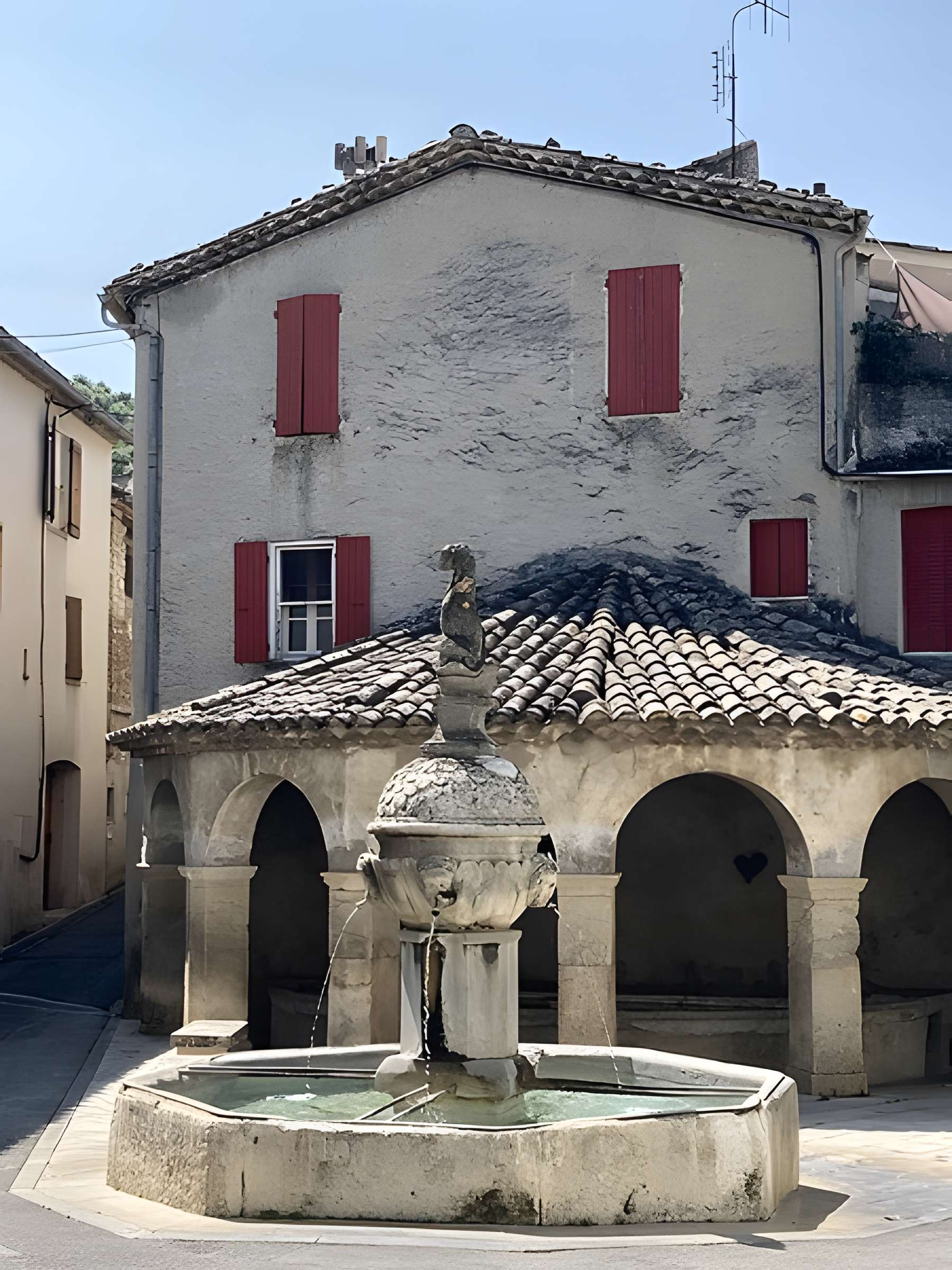 Fontaine et vieux lavoir à arcades de Mollans-sur-Ouvèze
