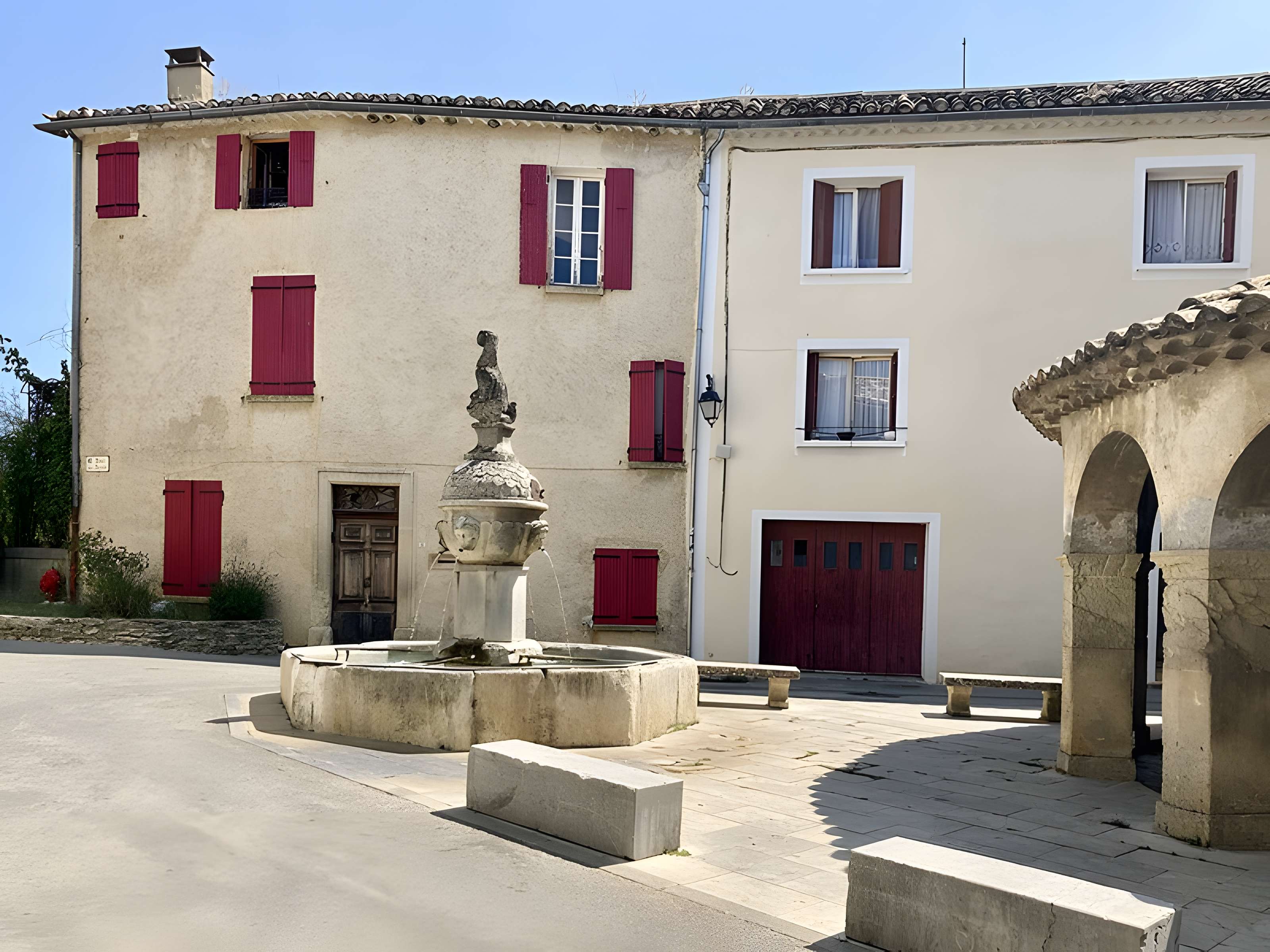 Fontaine et vieux lavoir à arcades de Mollans-sur-Ouvèze