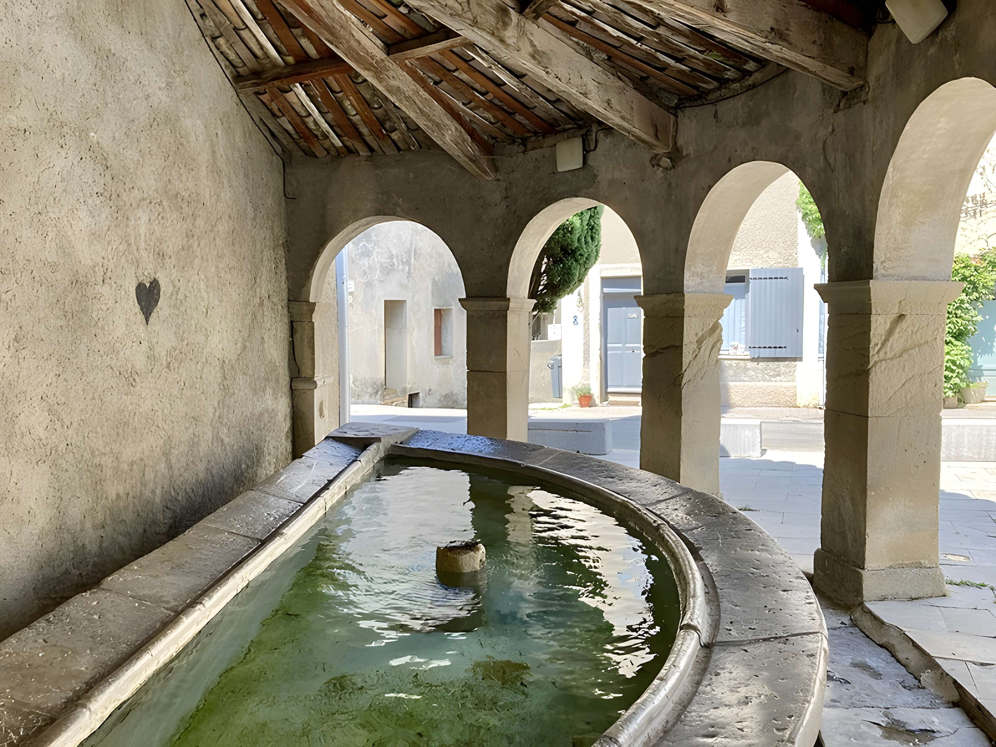 Fontaine et vieux lavoir à arcades de Mollans-sur-Ouvèze