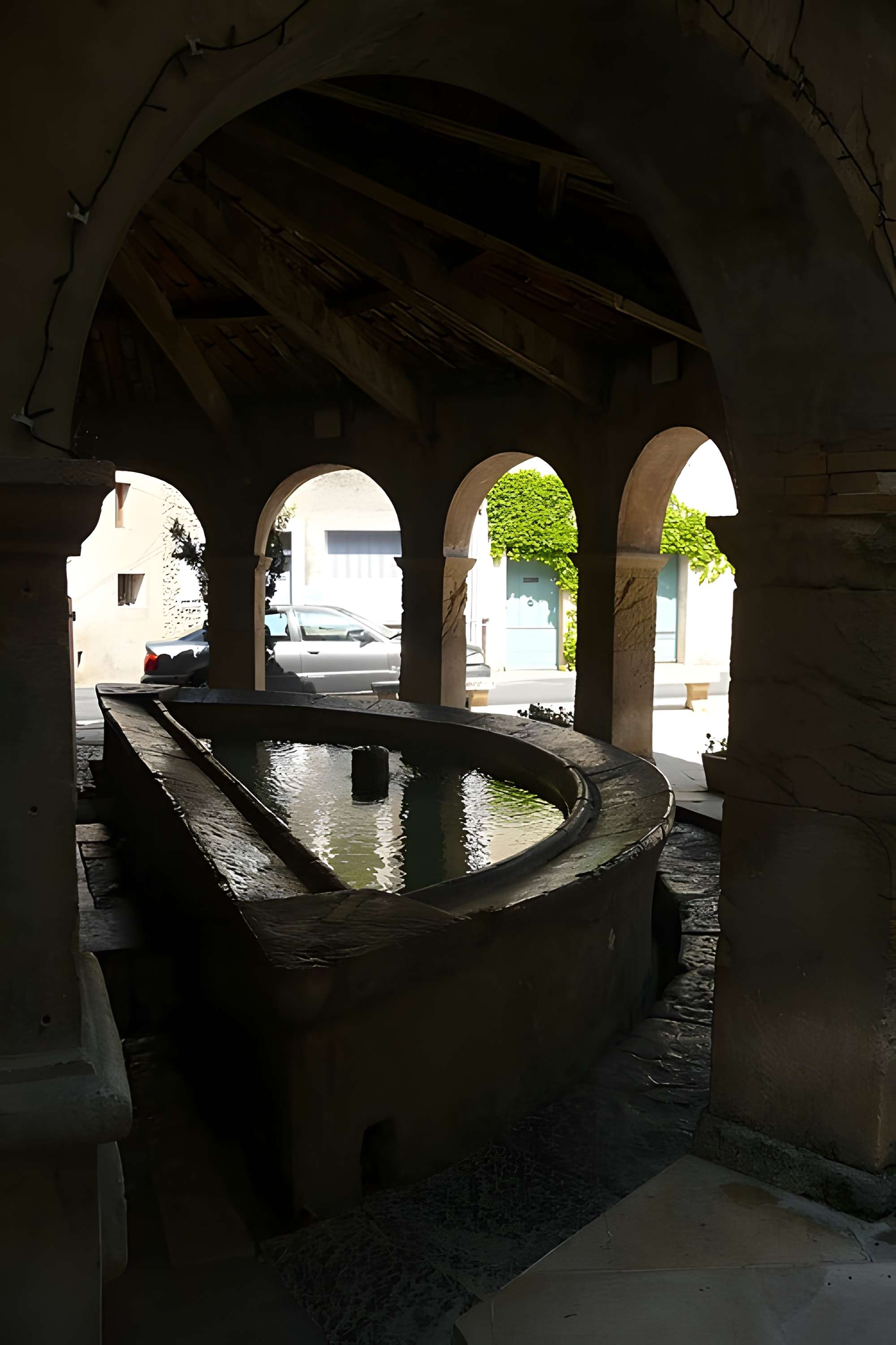 Fontaine et vieux lavoir à arcades de Mollans-sur-Ouvèze