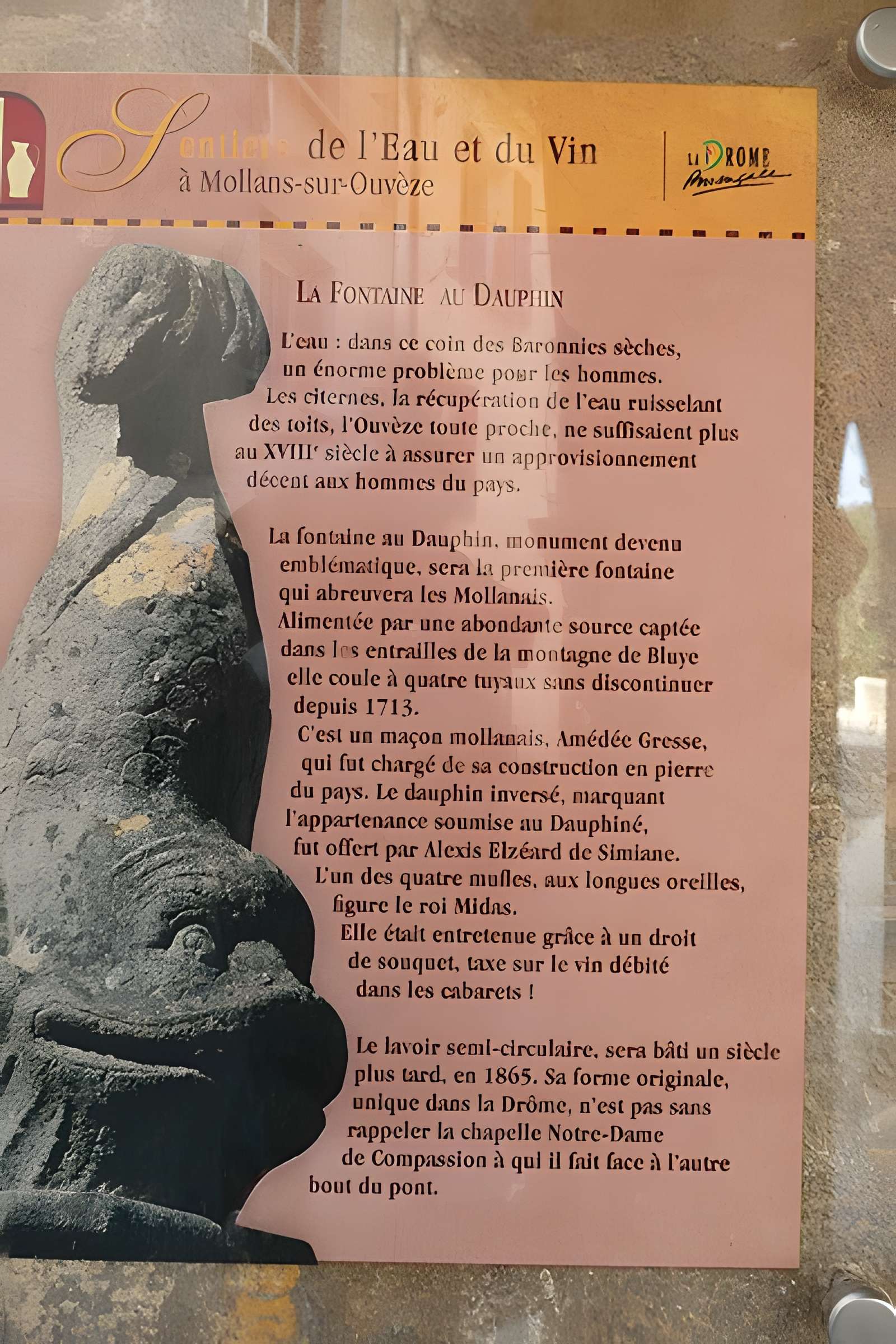 Fontaine et vieux lavoir à arcades de Mollans-sur-Ouvèze