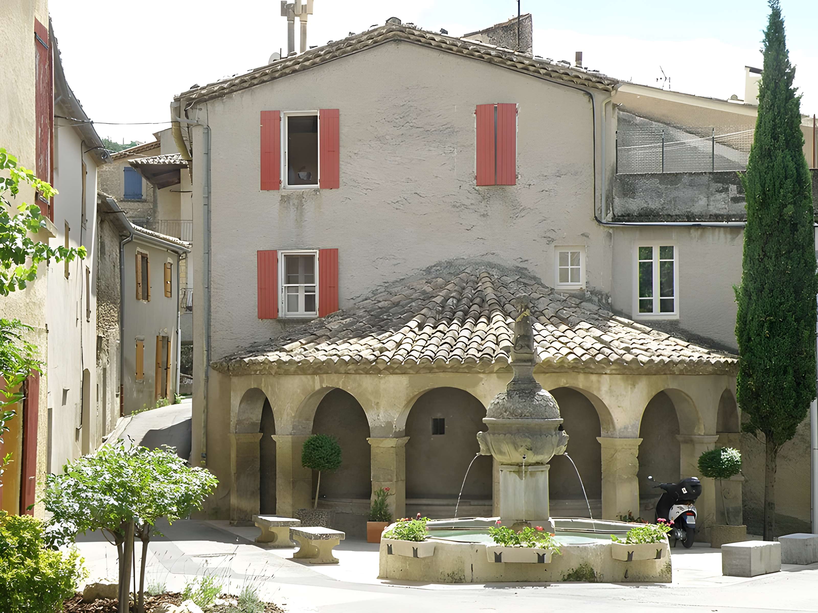 Fontaine et vieux lavoir à arcades de Mollans-sur-Ouvèze