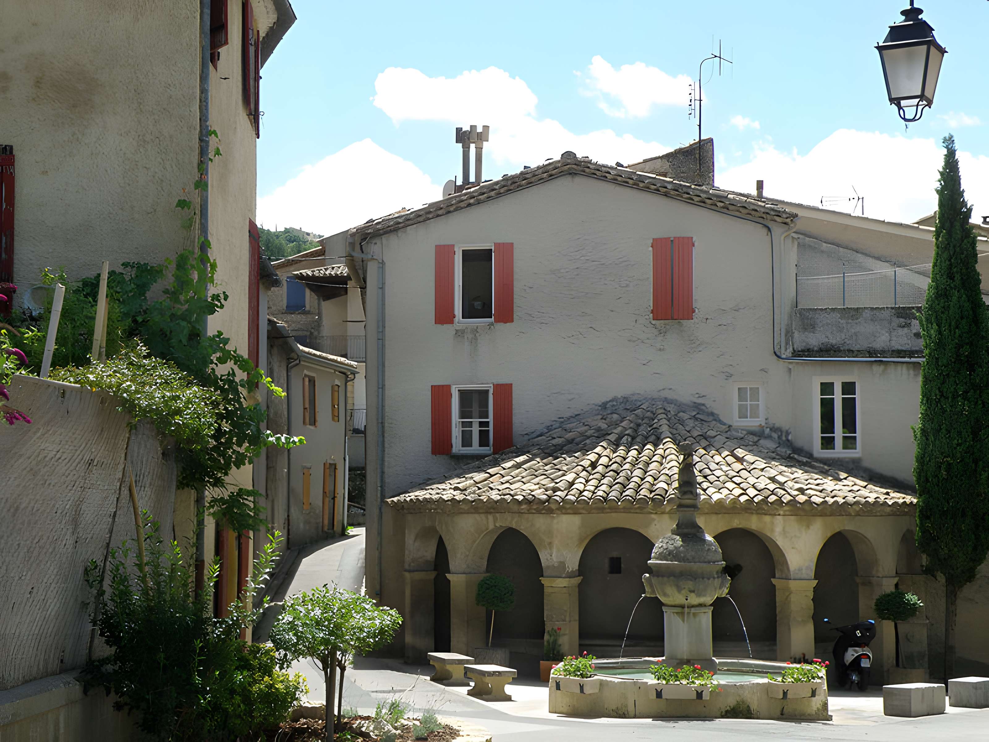 Fontaine et vieux lavoir à arcades de Mollans-sur-Ouvèze
