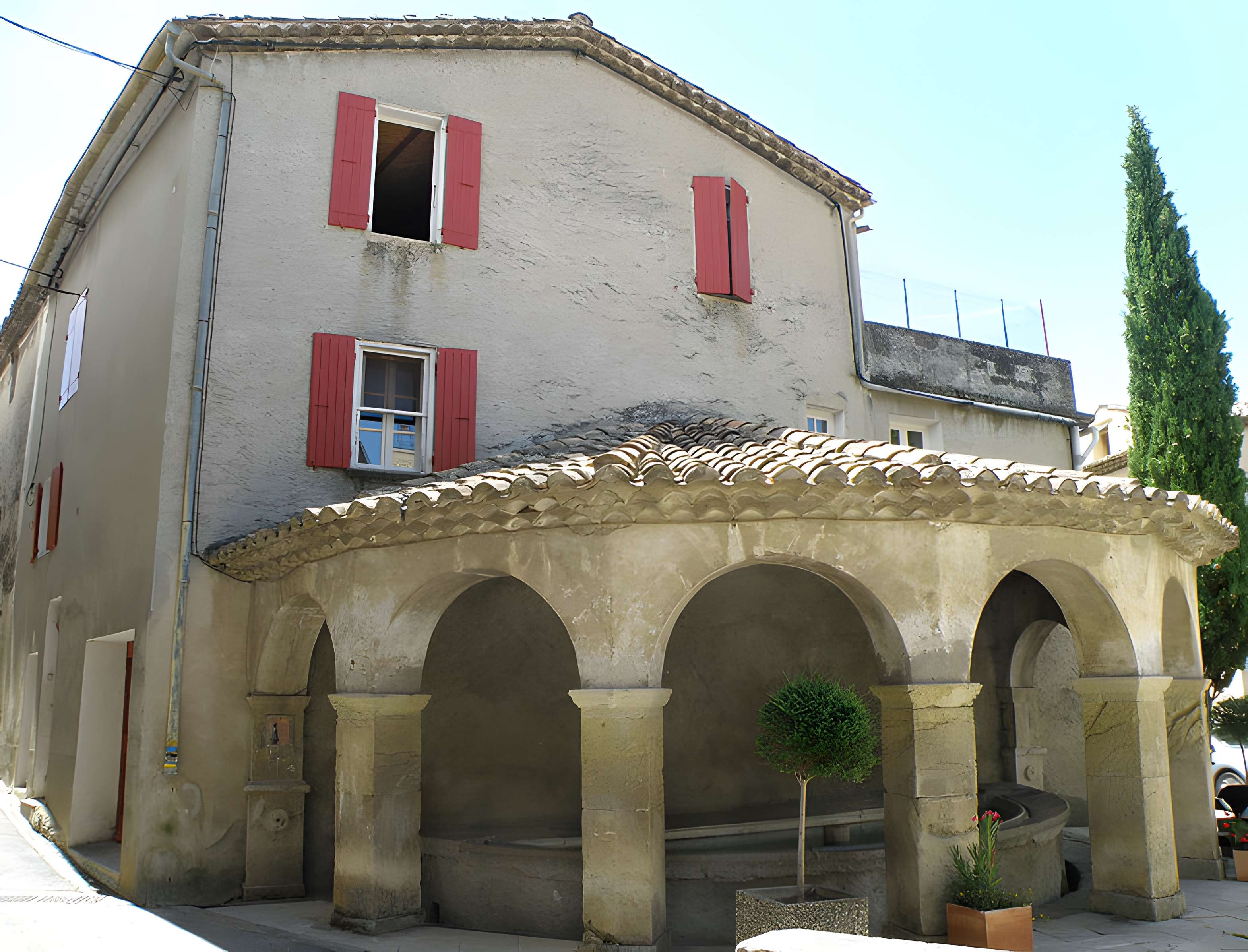 Fontaine et vieux lavoir à arcades de Mollans-sur-Ouvèze