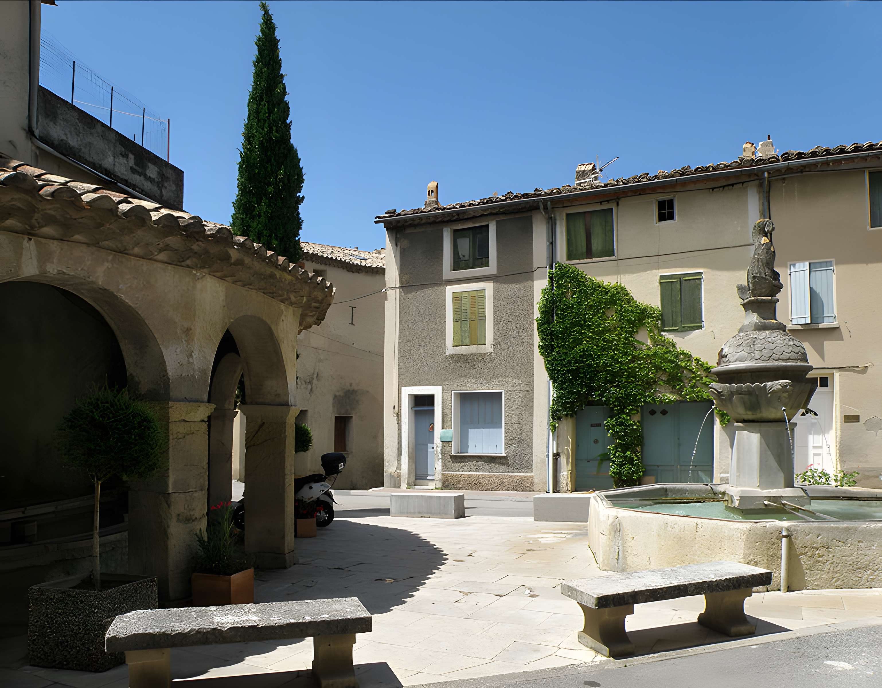 Fontaine et vieux lavoir à arcades de Mollans-sur-Ouvèze