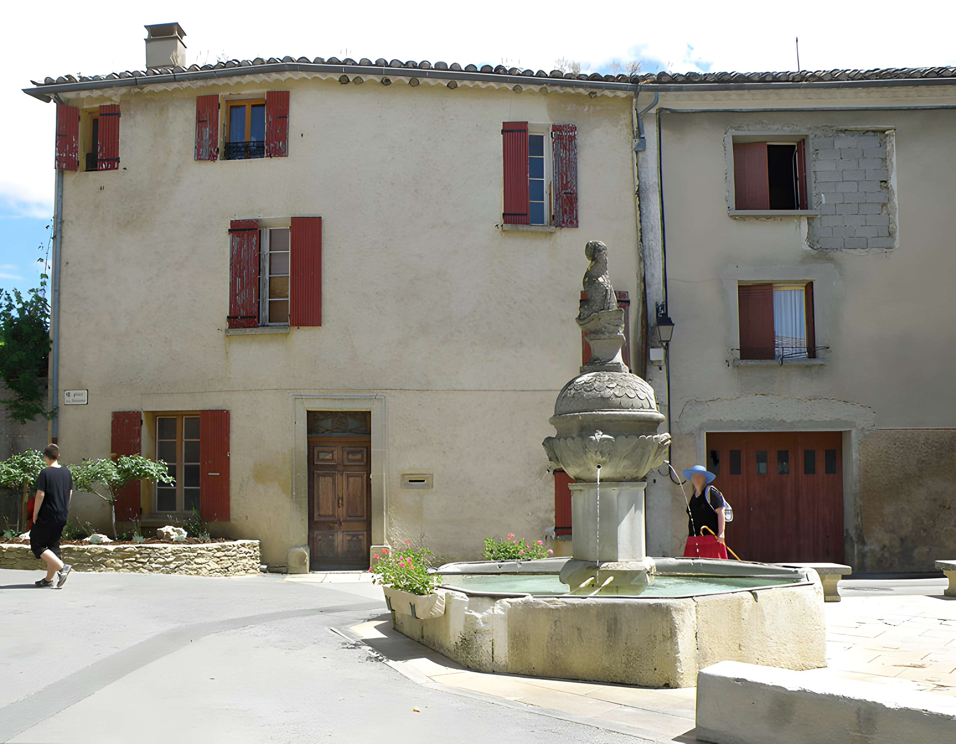 Fontaine et vieux lavoir à arcades de Mollans-sur-Ouvèze