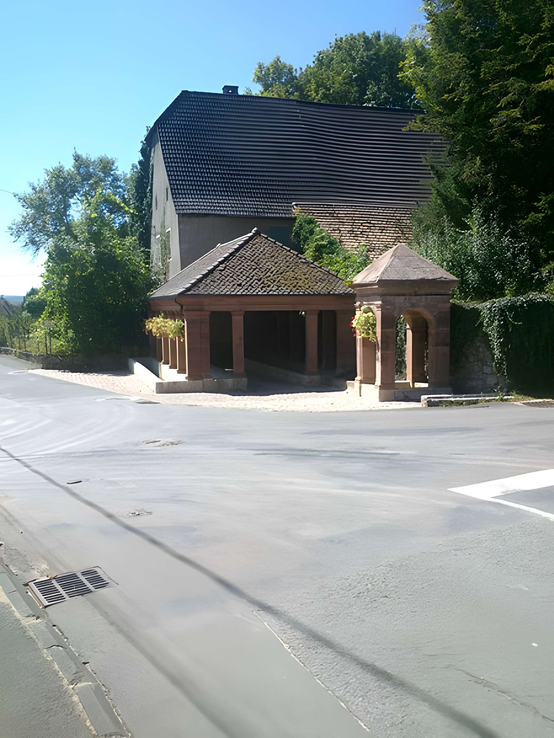 Fontaine-lavoir du château de Bourogne
